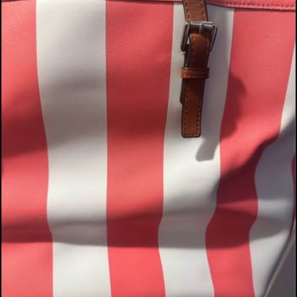 Michael Kors Jet Set Medium Striped Travel Tote in Coral White. - Picture 4 of 9